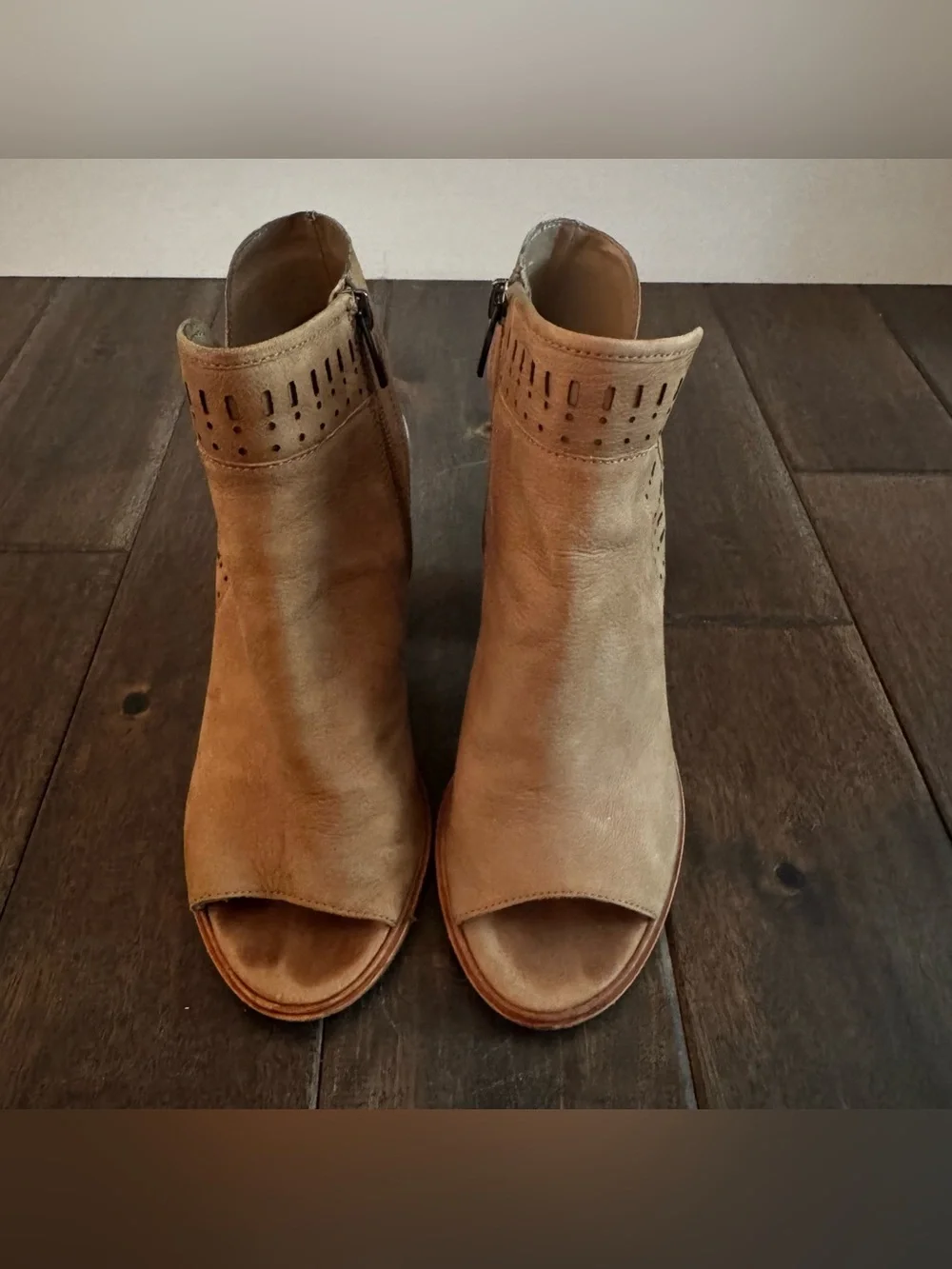 Vince Camuto Kamrina Tan Leather Peep Toe Cutout Block Heeled Zip Booties 8
